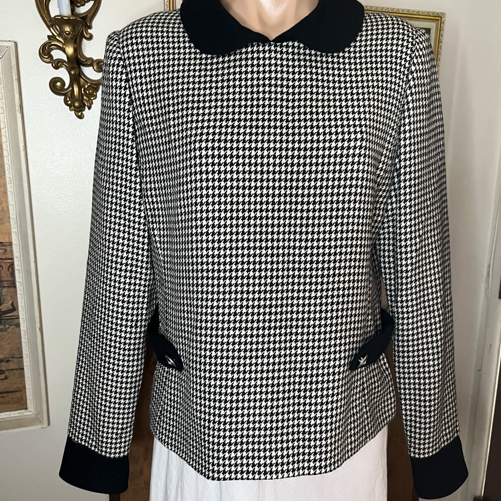 Black and White Houndstooth Blazer with Tailored Silhouette